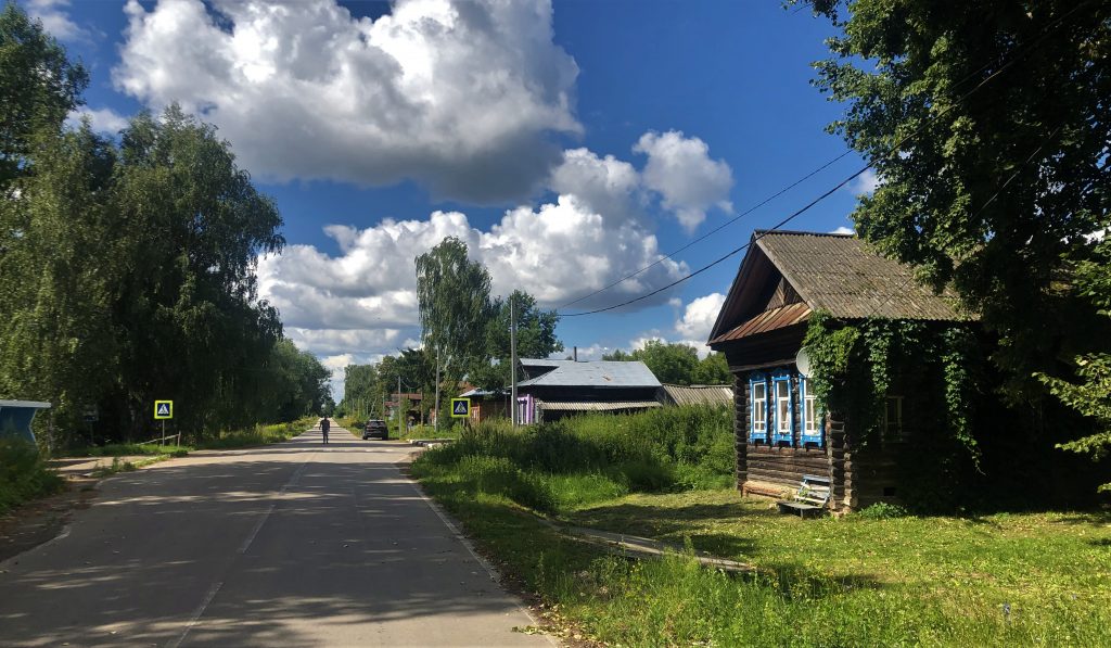 Улица в деревни Ольгино